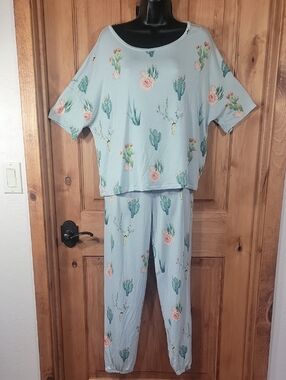 Honeydew Flowering Cactus Lounge & Sleep Set